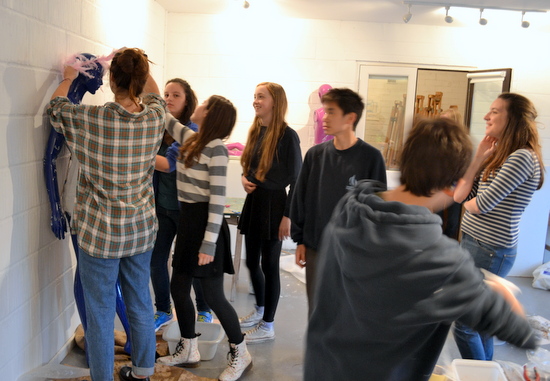 Students of AccessArt's Experimenatl drawing class work as a team creating art works for the Mitcham's Models Project