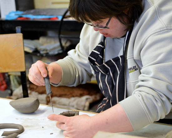 Student from Rowan, Cambridge starts a bird using a clay mould and coiling