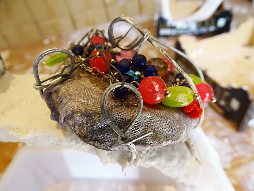 Gemstones being trapped within the wire claws