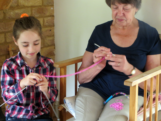 making loom bands 