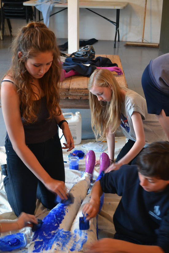 Mia, Ella and Ingo paint the skinny jeans