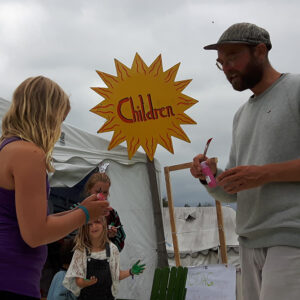 Mostyn holding an outdoor painting workshop