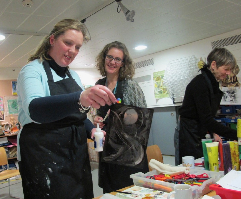 A teacher shows her plate to Kate in the studio - Fitz SC