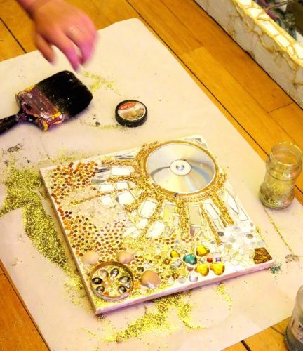 Pupils have fun playing with materials that glitter and sparkle, developing their design and making skills to produce personalised brooches, decorative images of celebrities and gorgeous treasure glitter boards. Finally, they explore portrait drawing, creating a sparkly ‘selfie’! 