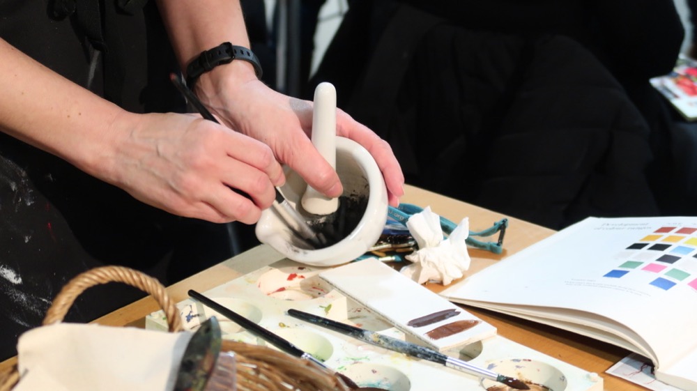 Kate Noble experiments with grinding down charcoal and then chalk in a pestle and mortar to mimic the Renaissance grinding of pigments 