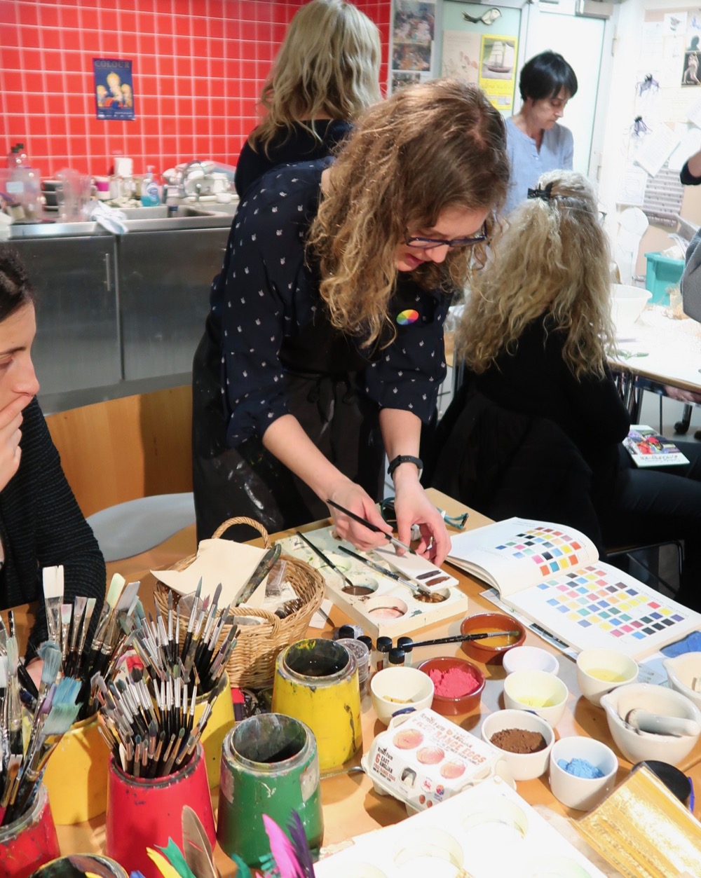 Kate Noble experiments with grinding down charcoal and then chalk in a pestle and mortar to mimic the Renaissance grinding of pigments 