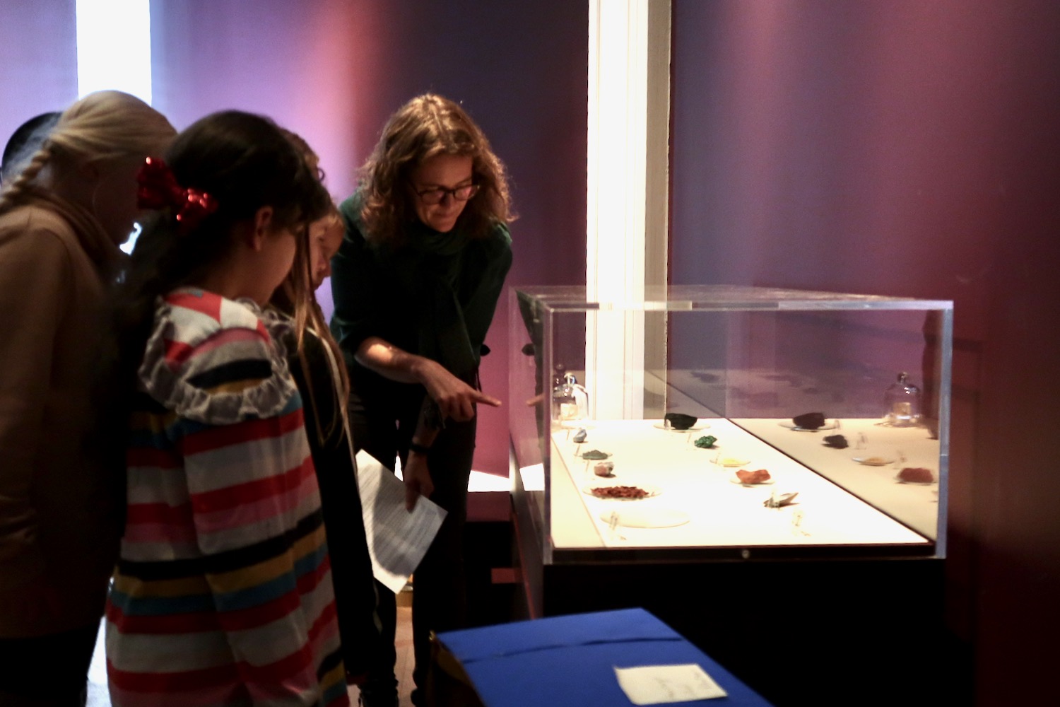 Kate Noble shows children the natural minerals, rocks and materials which would have been used by Del Sellaio to make his panel of Cupid and Psyche