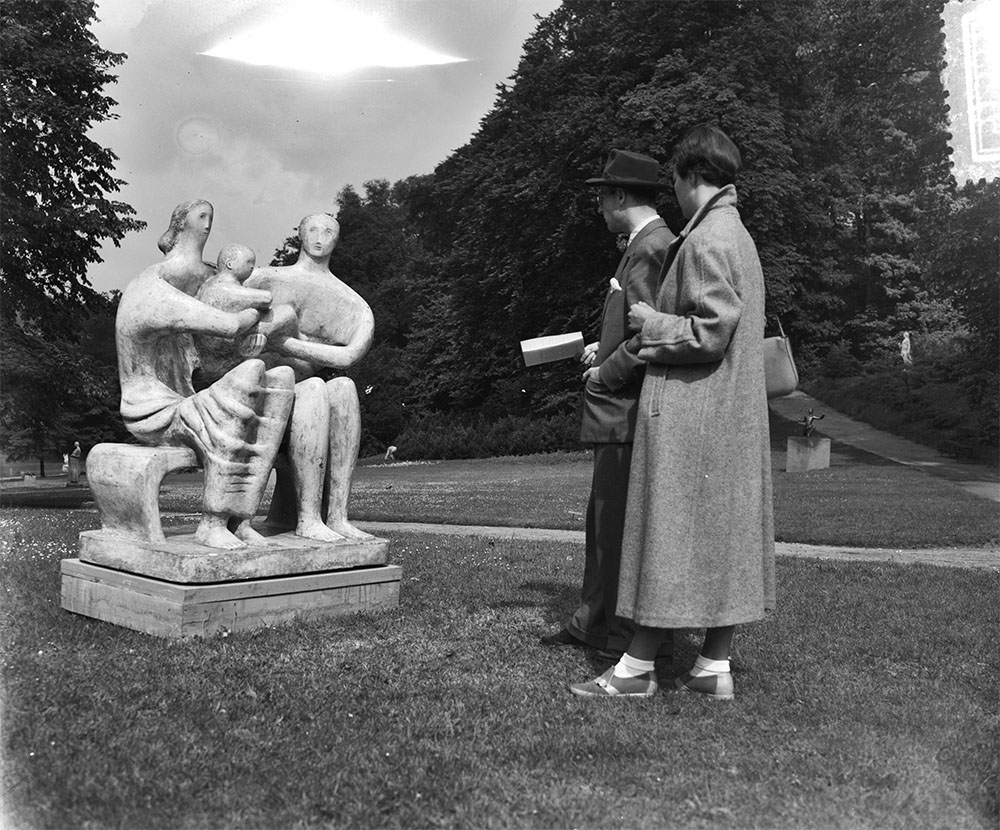 Tentoonstelling beeldhouwwerken Sonsbeek Arnhem. Family Group ( Henry Moore ), Bestanddeelnr 905-1531.jpg