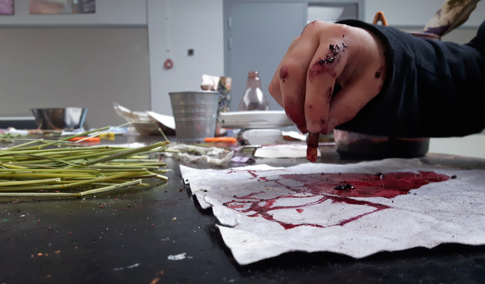 A_workshop_participant_painting_with_crushed_berries-by-Mostyn-de-Beer