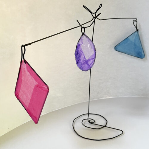 This resource shares various ways to create elements and construct mobiles, suitable for ages 9 upwards